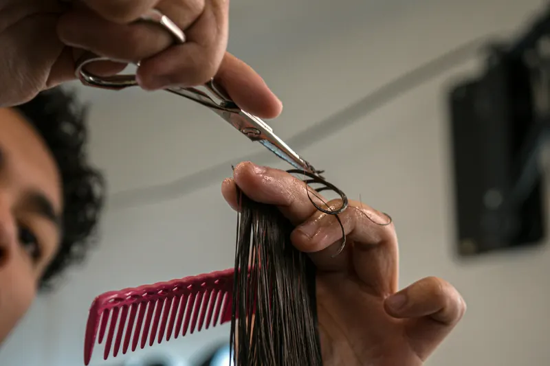 Coupe homme aux ciseaux et au peigne